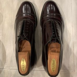 Johnston and Murphy Leather, Bordeaux colored dress shoes. Size 11 medium